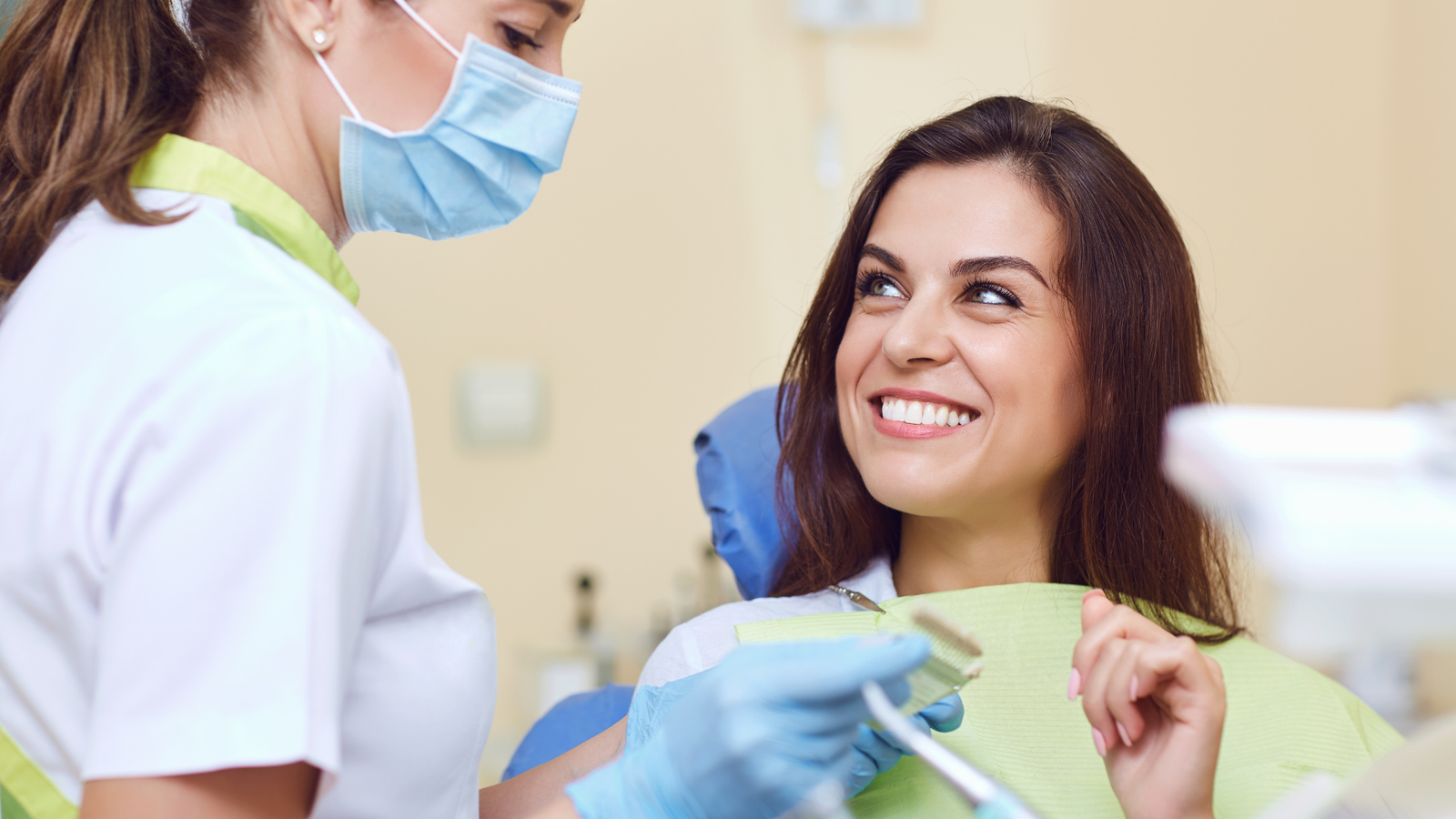 Paciente sorrindo durante consulta odontológica